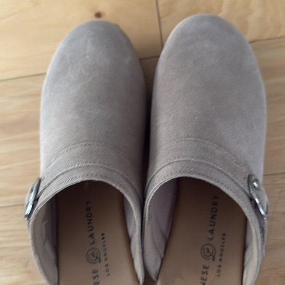 Chinese Laundry Platform Stud Clogs 8 - Picture 5 of 5